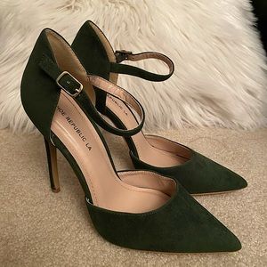 🔥 Dark green pointed heels with strap! 🔥
